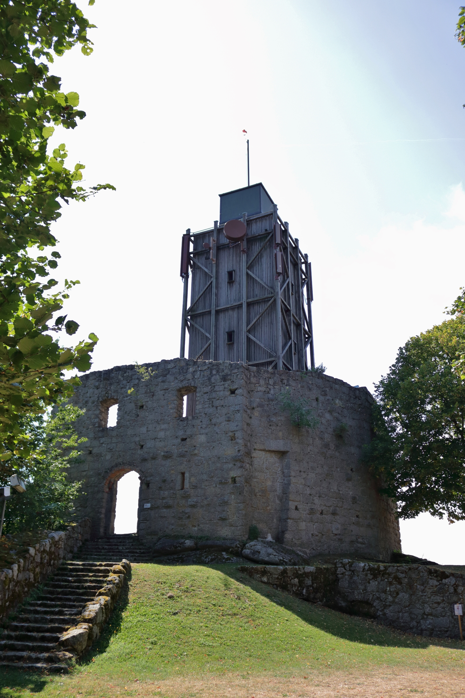 Aussichtsturm in der Ruine Brennberg