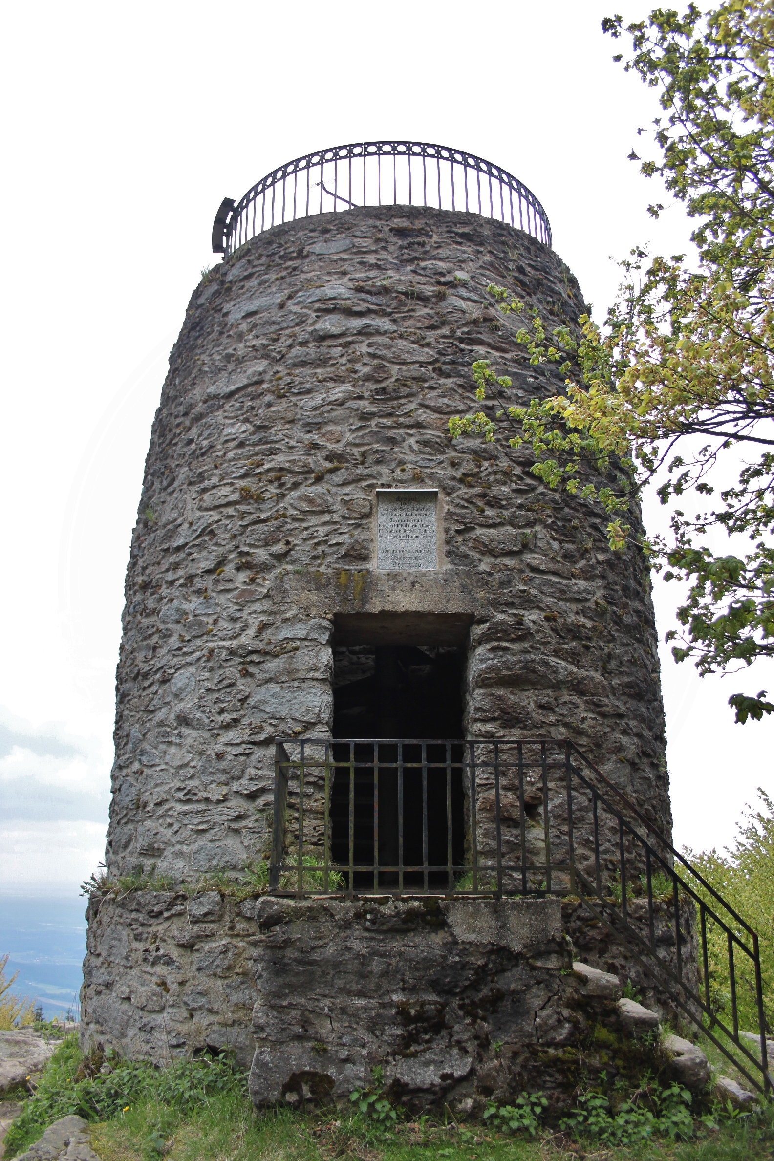 Turm auf dem Gipfel des Hirschenstein